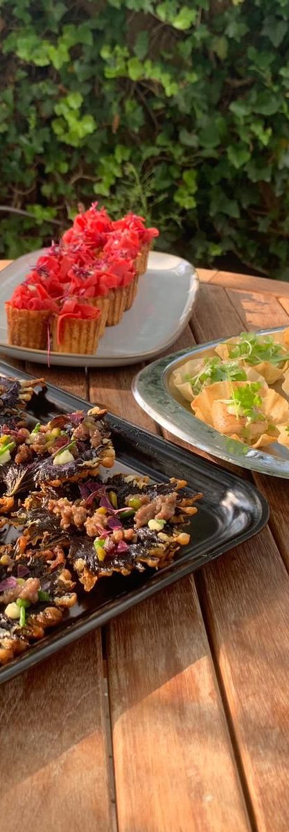 Diverse schalen met kleurrijke gerechten