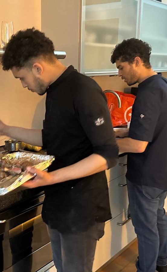 Oprichter & Chef Dario Natella, samen met mede oprichter en broer Sandro Natella bezig met een prive diner